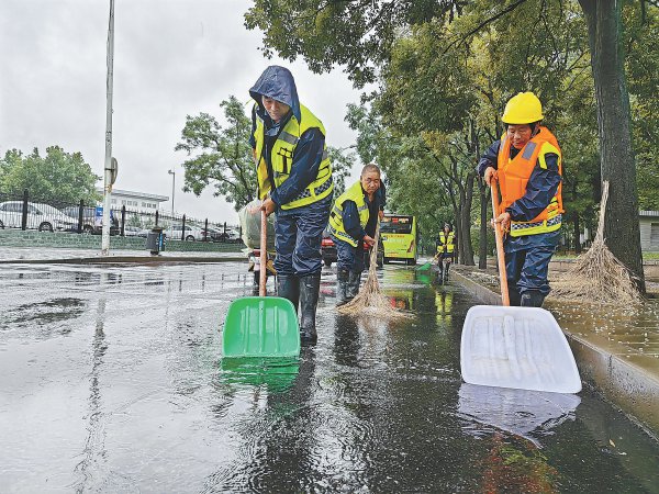 房屋漏雨快维修，谈路积水请抽排！12345三天接涉雨回电3.3万件