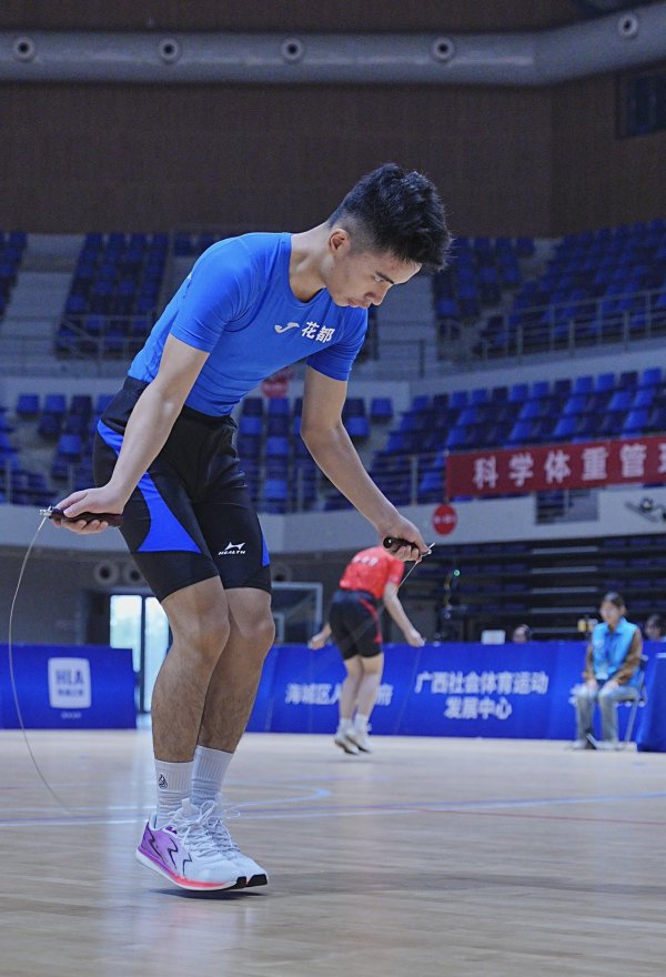 十五运会火把传递广州站最年青火把手，本年和队友刷新跳绳世界记录